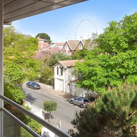D'une A A 30 M De La Avec Vue Sur La Terrasse Amenagee Et Wifi דירה