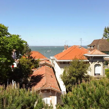 D'une A A 30 M De La Avec Vue Sur La Terrasse Amenagee Et Wifi דירה *