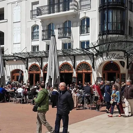 D'une A A 30 M De La Avec Vue Sur La Terrasse Amenagee Et Wifi דירה